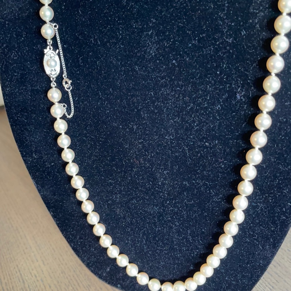 29” Pearl Necklace w/Pearl & Crystal Clasp